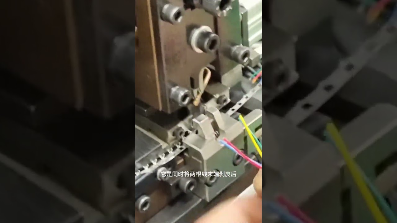 Machine à bornes à bande inclinée en action - Vue réelle #usine #machine