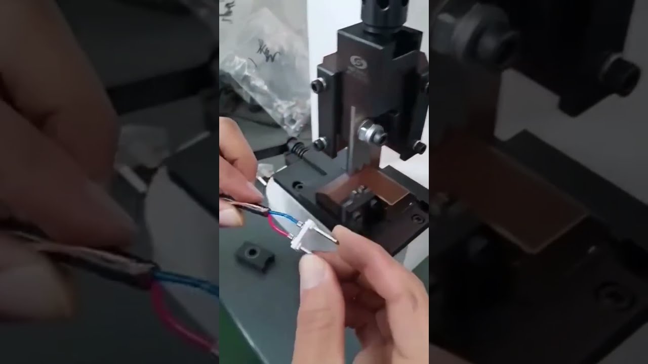 Machine de sertissage 2T avec moule mono-grain – Équipement d'usine en action #usine #machine