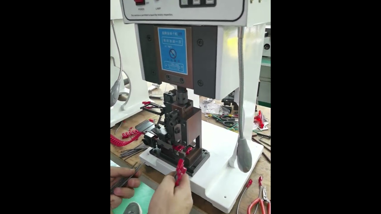 Comment le sertissage de la machine à bornes 2T + moule à gaine plastique de précision améliore la qualité en usine
