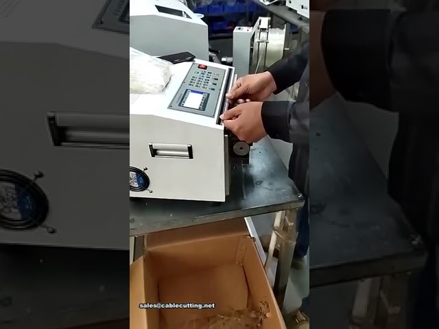 Machine à dénuder automatique avec coupe de courroie de transmission et gainage électronique