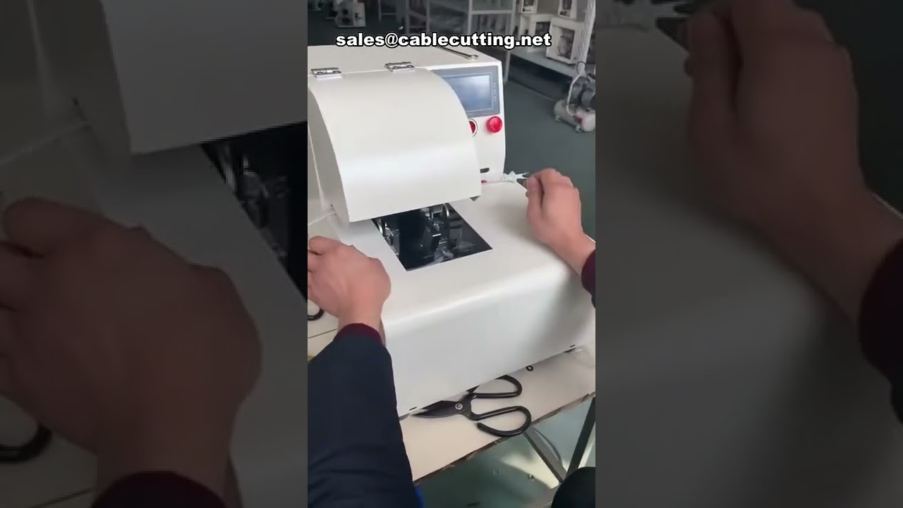Machine de bobinage de ruban pour faisceaux de câbles plats