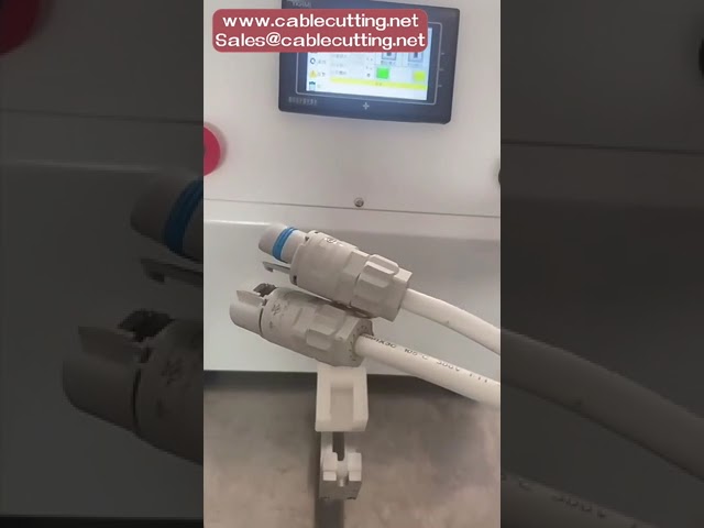 Machine automatique de serrage et d'insertion d'écrous pour connecteurs