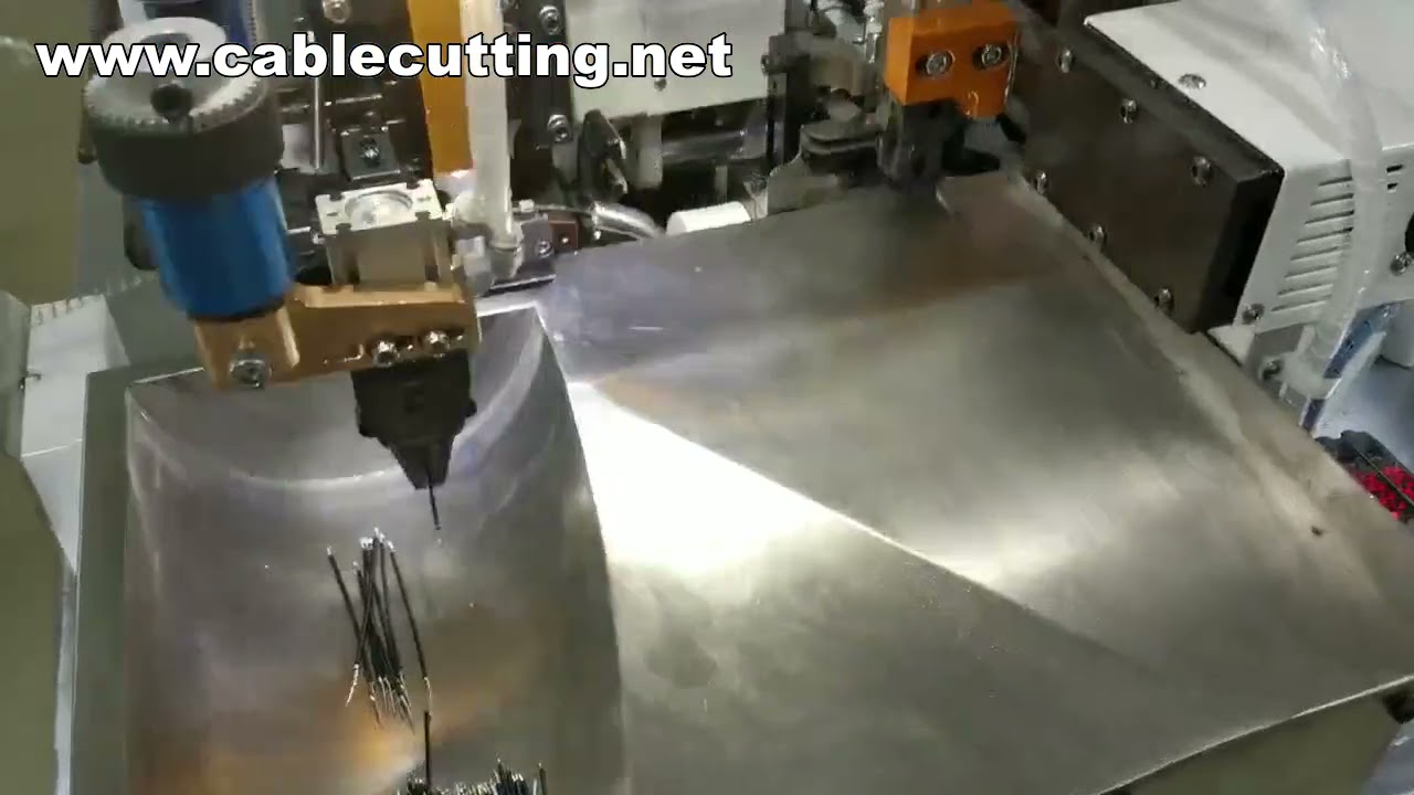 Machine à sertir automatique de bornes avec dénudage double extrémité