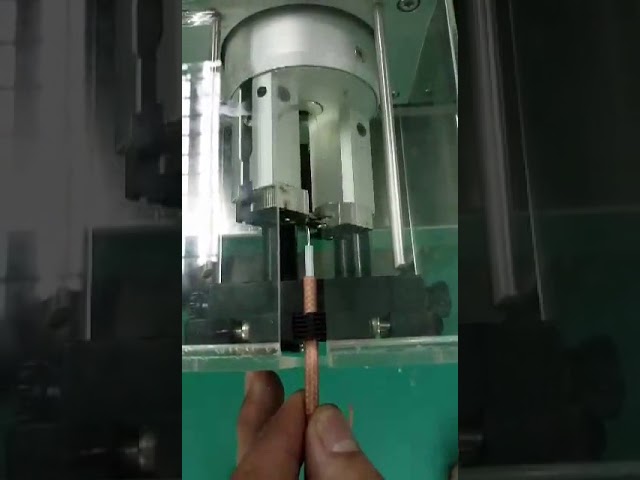 Machine automatique de dénudage de câble coaxial