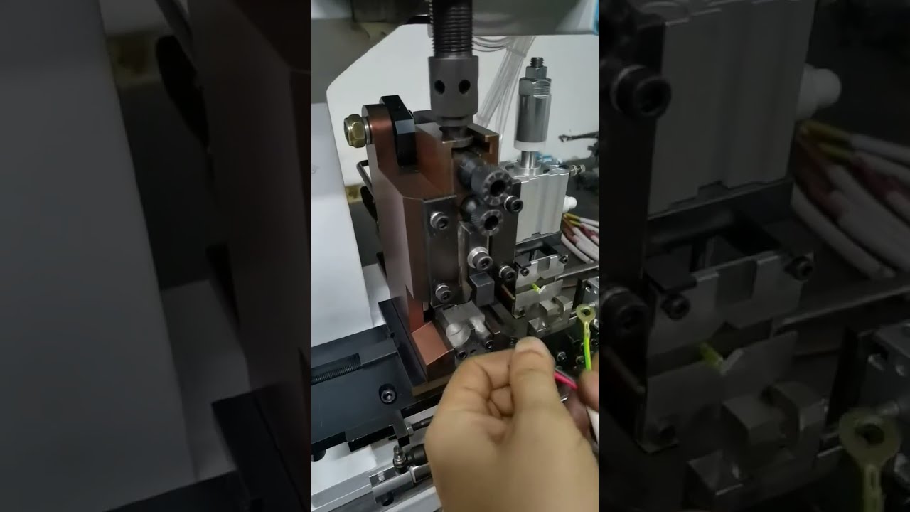 Machine à bornes continues type moule droit : dénudage et sertissage automatiques #machine #usine