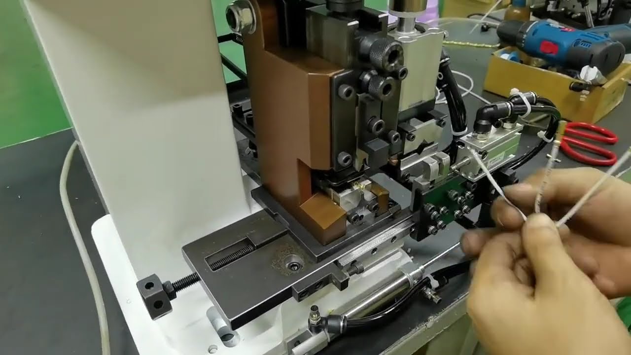 Machine à sertir les cosses en bande continue – Sertissage droit haute performance