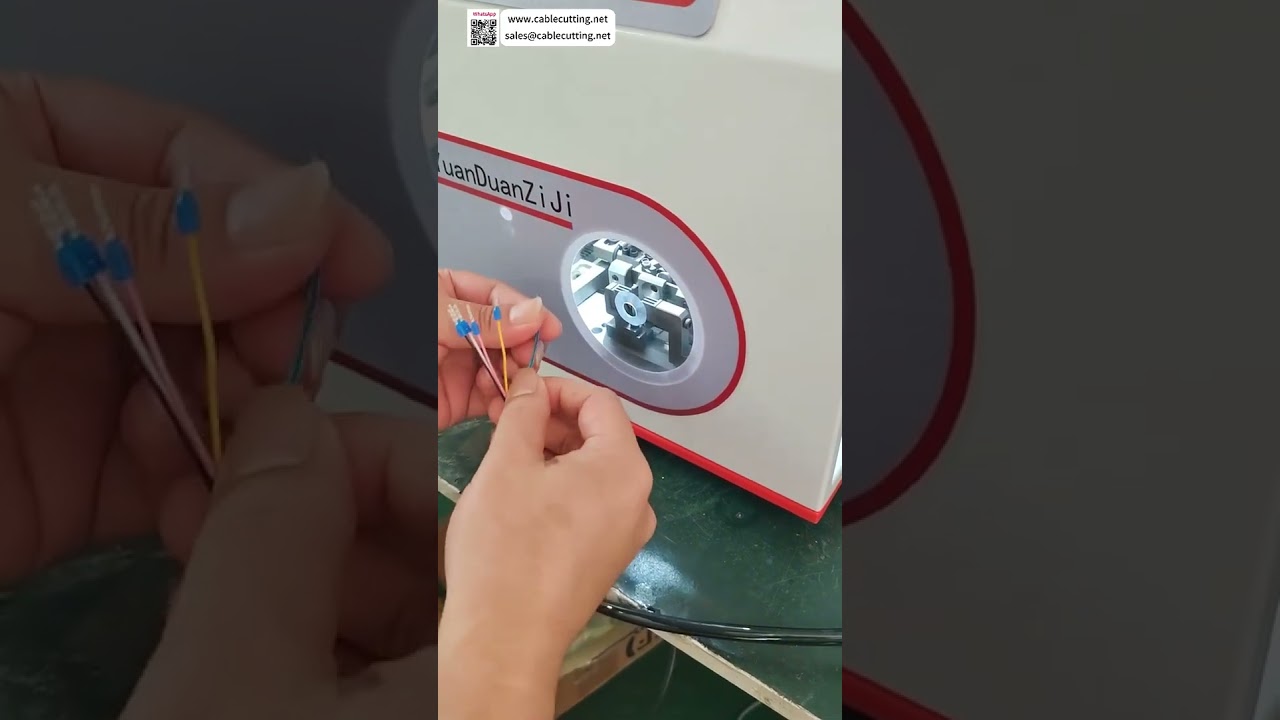 Machine de sertissage de bornes tubulaires pré-isolées 0,3-4mm² - Dénudage et sertissage universel