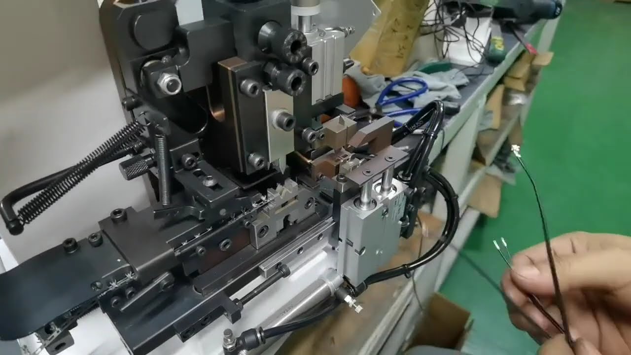 Machine de fendage et sertissage de fils parallèles – Sertissage en une seule opération