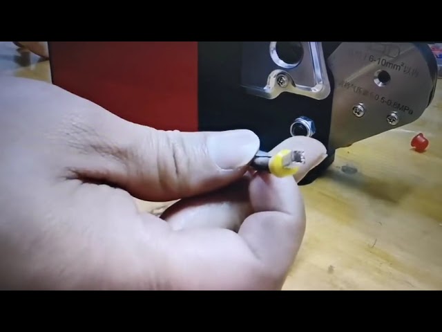 Machine à sertir pneumatique pour terminaux tubulaires T6-4