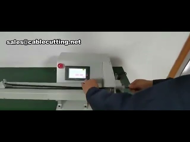 Machine à enrubanner les faisceaux de câbles avec dispositif de traction automatique