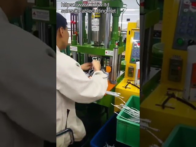 Machine de Moulage par Injection Verticale Compacte - Surmoulage de Fiches et Connecteurs PVC