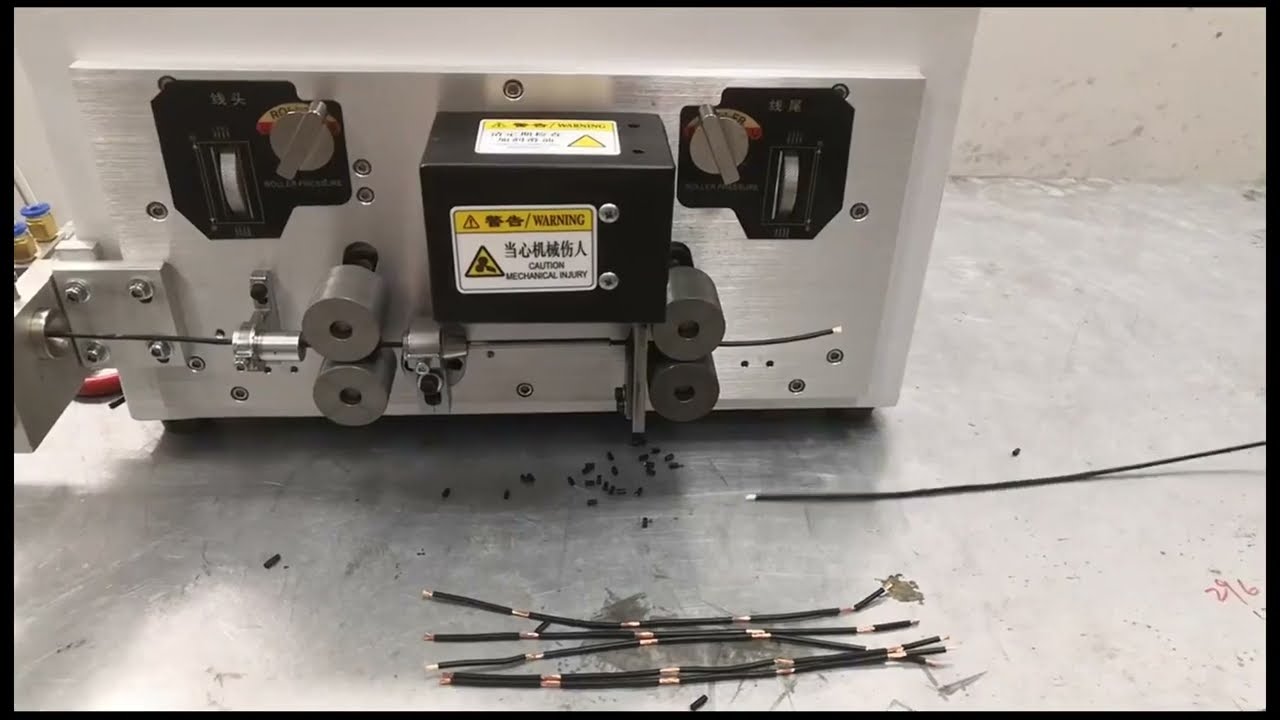 Machine de coupe et dénudage de gaine entièrement automatique