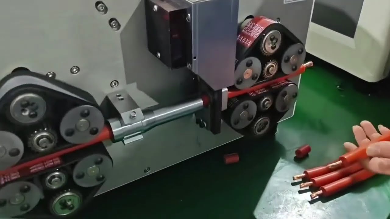 Machine à dénuder automatique 106 : coupe et dénude les fils carrés de 70 mm²