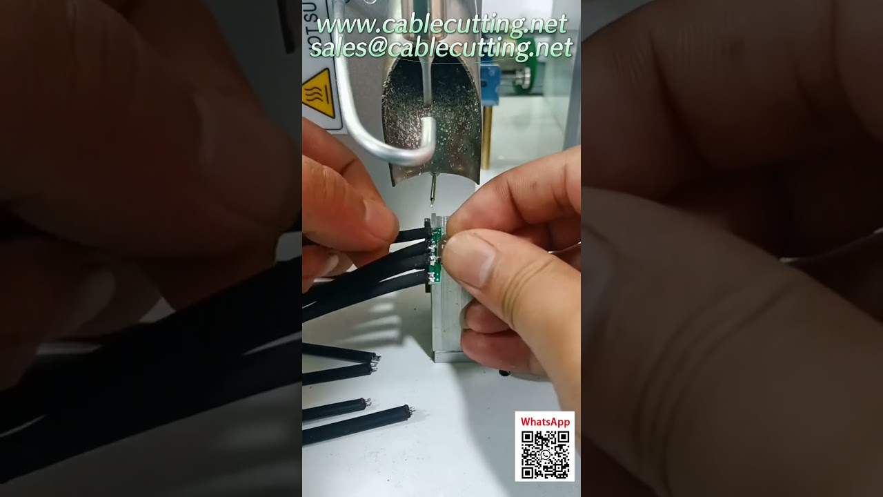 Machine de soudage semi-automatique pour assemblages de banques d'alimentation portables