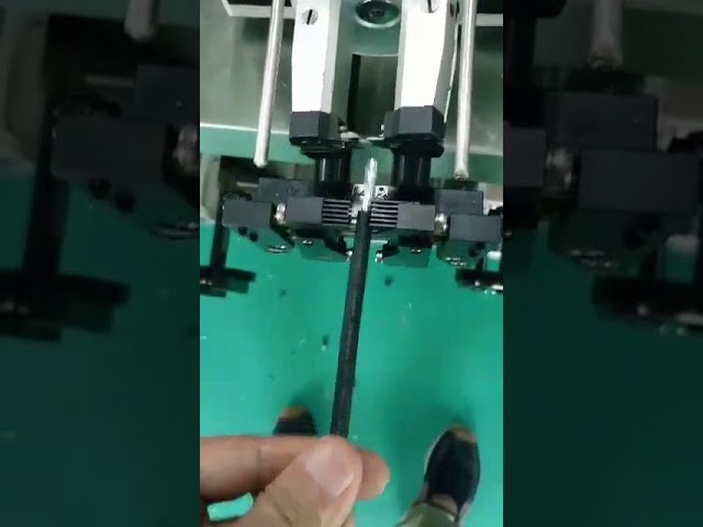 Machine semi-automatique à dénuder les câbles coaxiaux