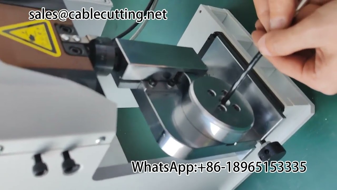 Machine de dénudage pour faisceaux de câbles avec moules de sertissage à 4 points
