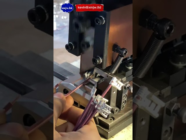 Machine de sertissage semi-automatique pour cosses de câble et faisceaux de câbles
