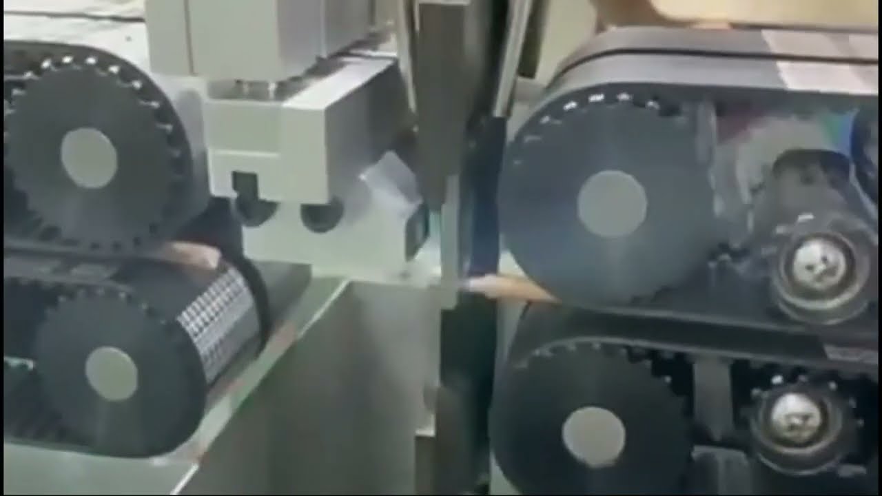 Machine de coupe et dénudage coaxiale entièrement automatique à écran tactile