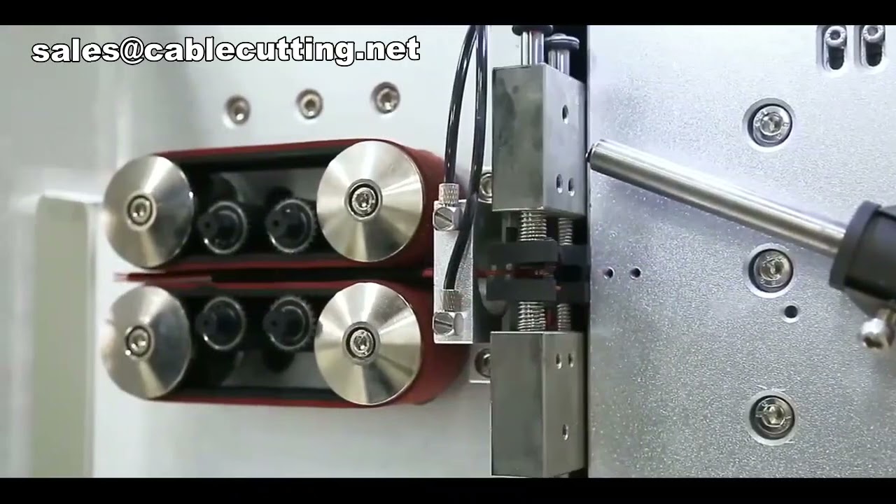 Machine de dénudage et coupe de câbles gainés avec dénudage interne intégré
