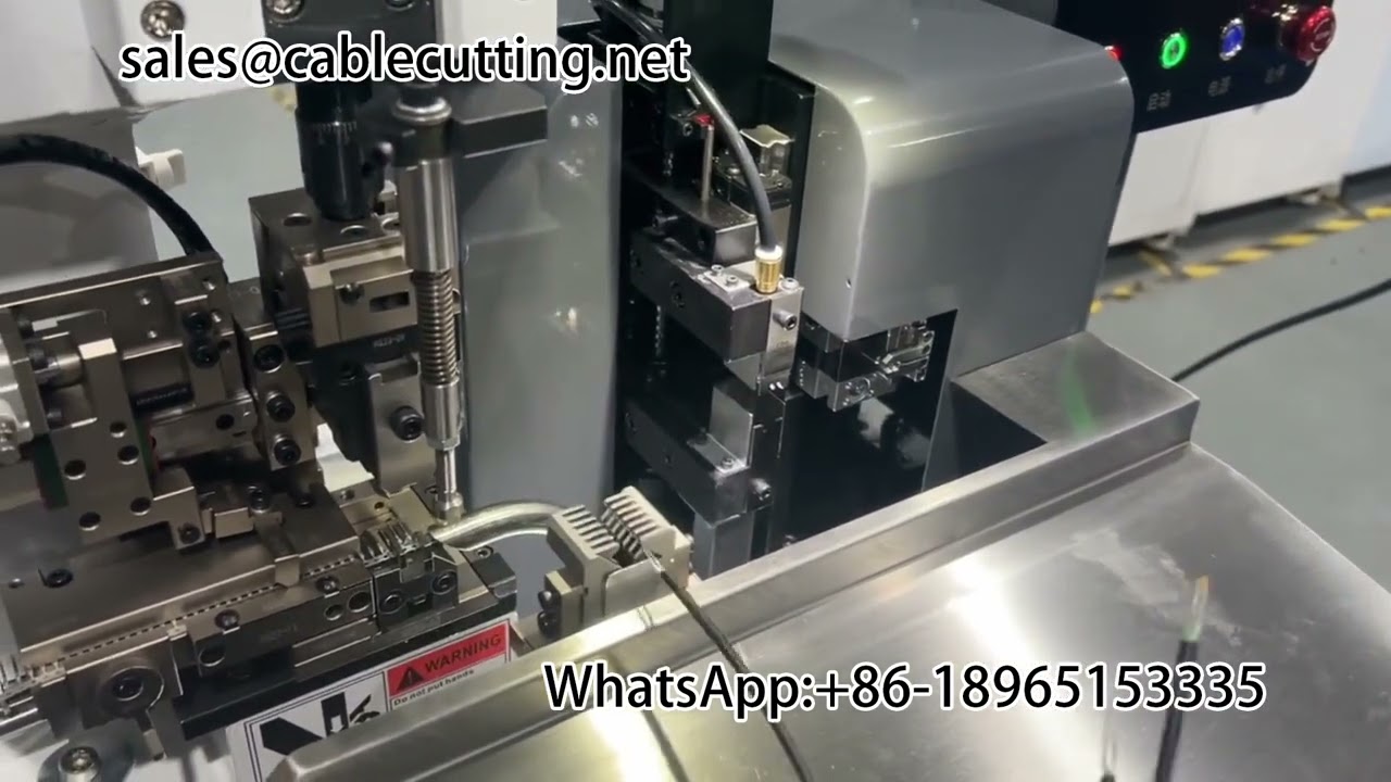 Machine de dénudage double et rivetage double pour fils ultra-courts
