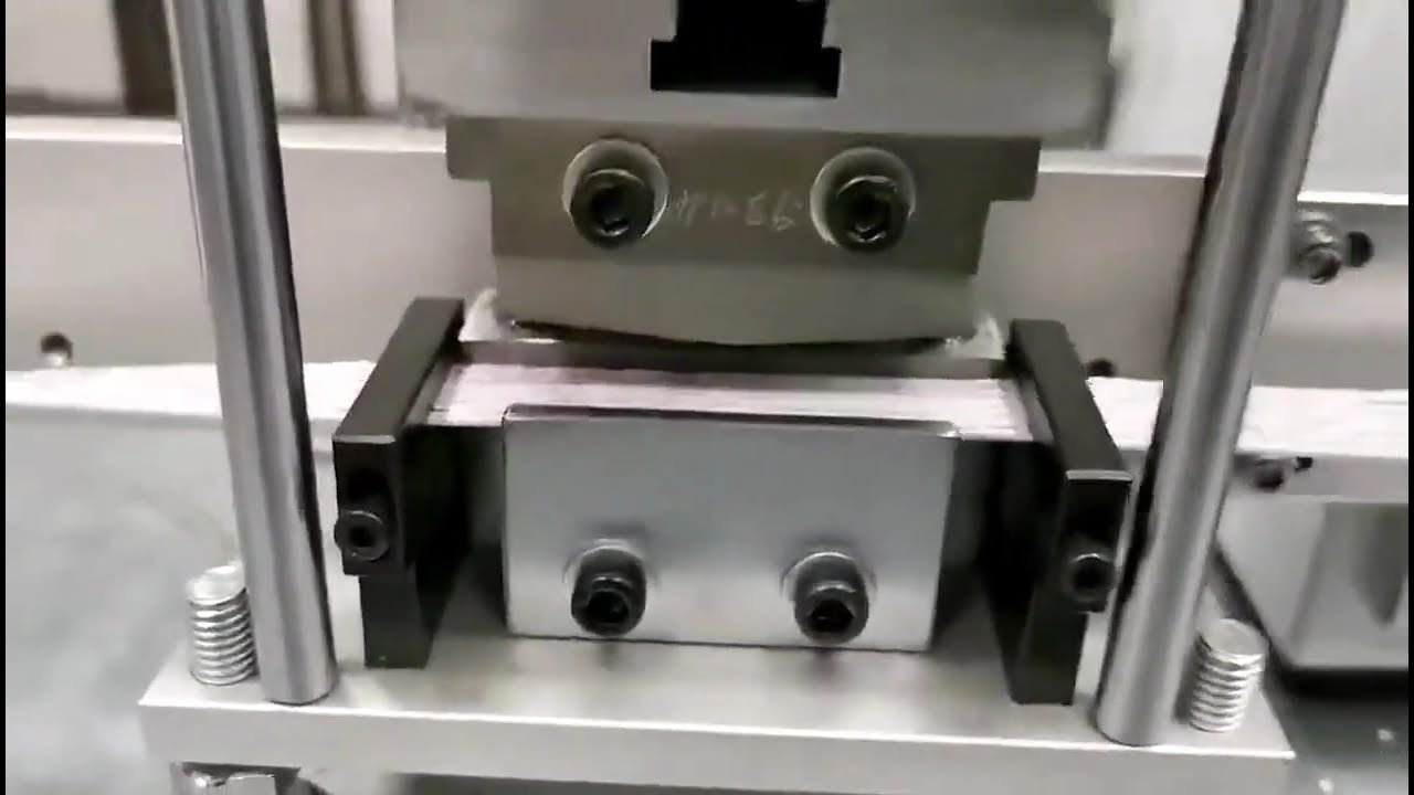 Machine à dénuder les fils avec dispositif de fendage – Automatisme et précision