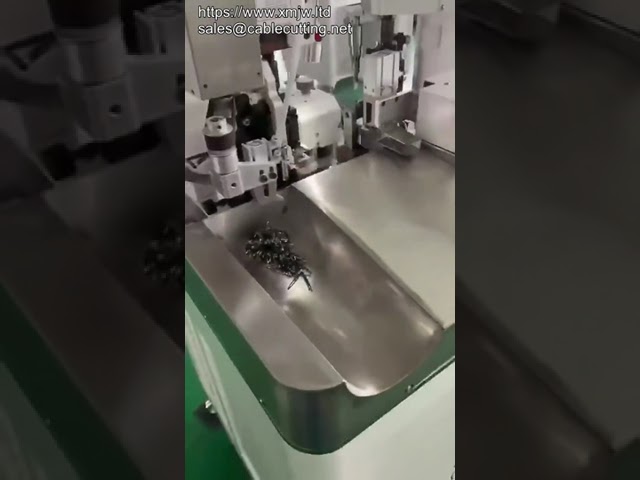 Machine automatique de coupe, dénudage, torsion et sertissage de câbles