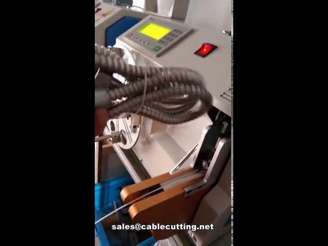 Machine à enrouler et attacher les conduits flexibles pour tuyaux d'eau