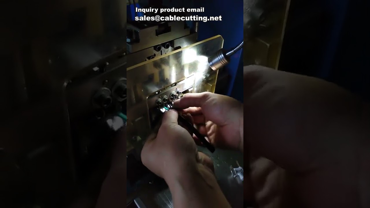Machine à sertir les prises électriques françaises - Équipement de sertissage industriel