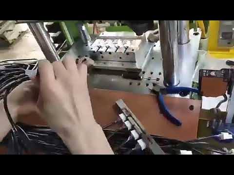 Machine de fabrication de connecteurs de prise – Moulage par injection verticale pour pièces plastiques
