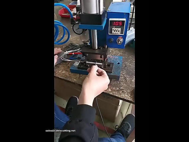 Machine à dénuder les fils semi-automatique avec chauffage électrique