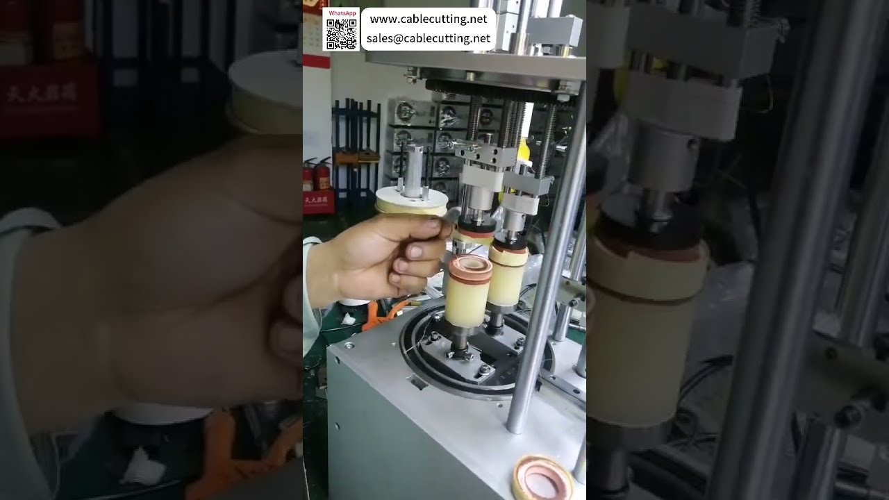 Machine d'enrubannage à double pression pour sécuriser les extrémités de bobines lors du traitement de film et fil
