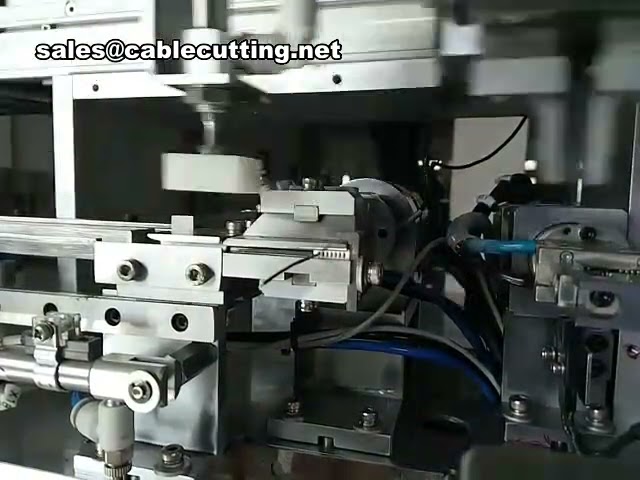Machine de coupe, dénudage, sertissage, torsion, étamage et insertion de connecteurs pour câbles électriques