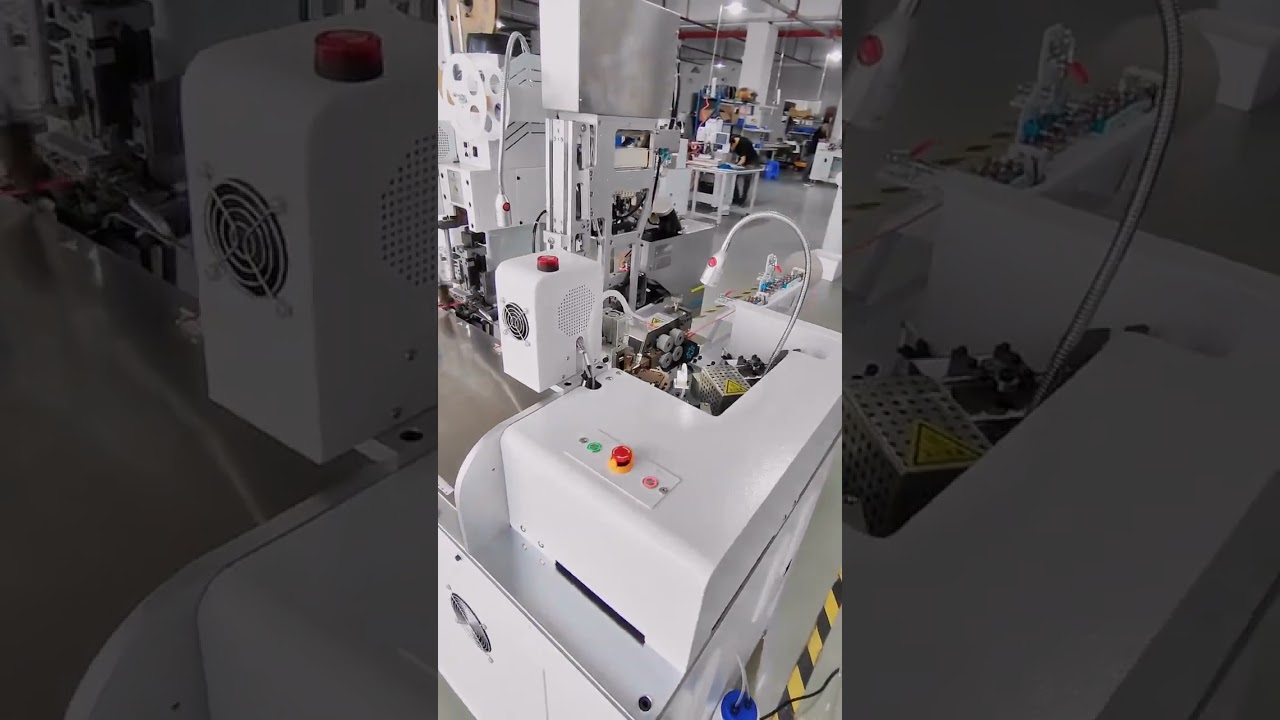 Machine entièrement automatique d'insertion de bouchons étanches et de sertissage de bornes pour faisceaux automobiles