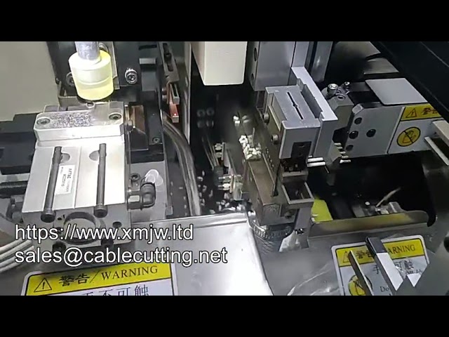 Machine automatique de coupe, dénudage, torsion et étamage de 5 fils à tête unique