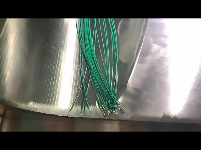 Machine automatique de dénudage et de sertissage de câbles électriques