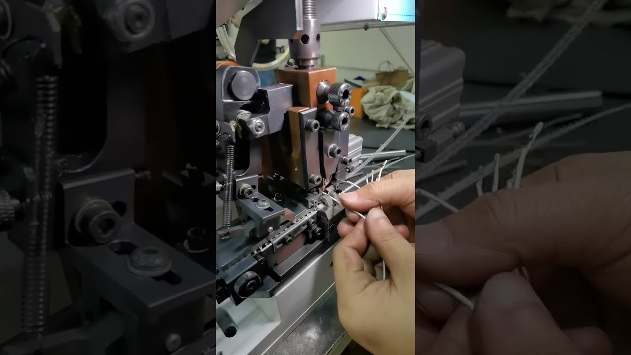 Dénudage et sertissage de bornes en une seule opération – Machine à double bande matériau