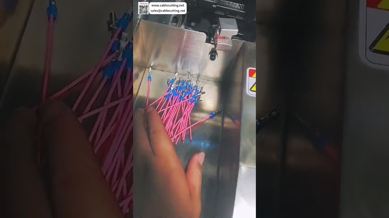 Machine automatique de dénudage, insertion et sertissage de joints étanches pour fils souples - Harnais véhicule
