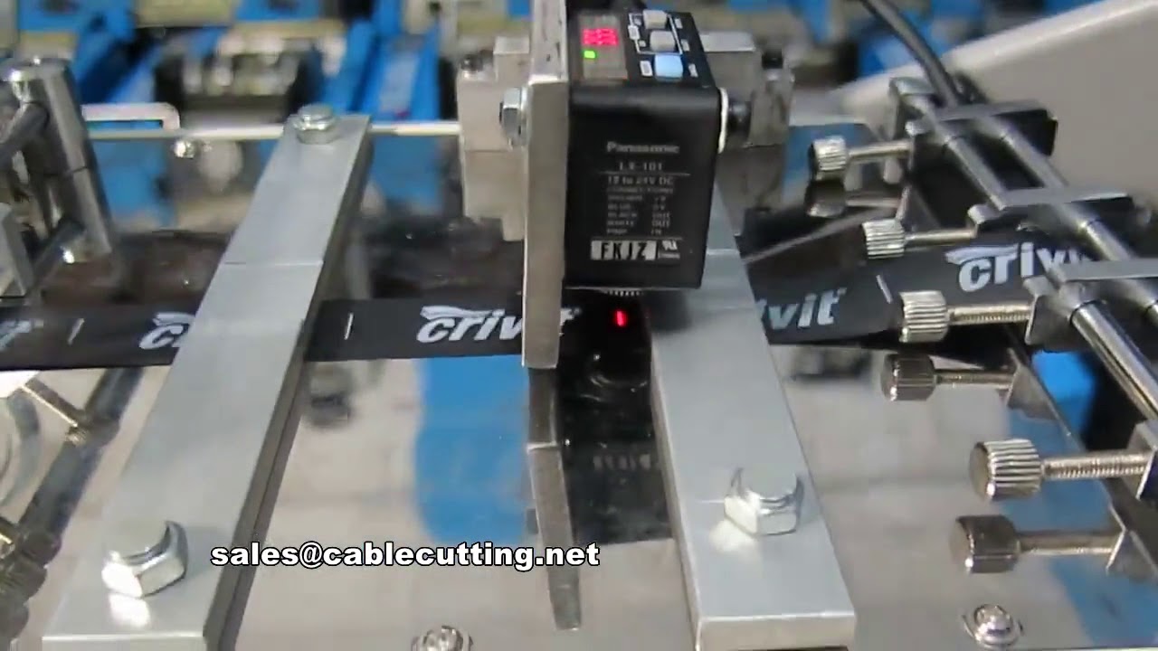 Machine de découpe automatique d'étiquettes d'entretien de vêtements