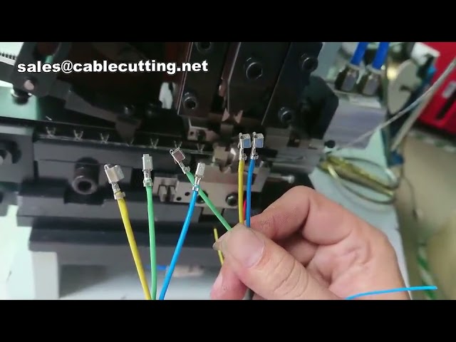 Machine à sertir et dénuder les fils : double fonction pour une productivité accrue