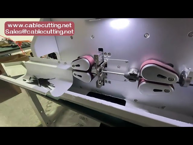 Machine de dénudage de câble multiconducteur 8mm : coupe et dénudage précis de la gaine extérieure et des âmes intérieures
