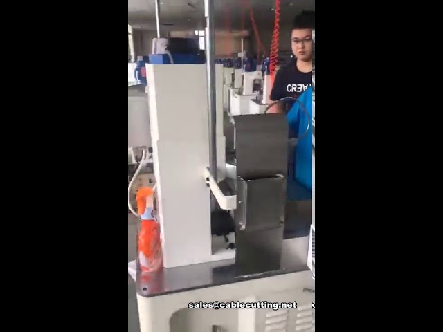 Machine automatique de coupe, dénudage, sertissage et insertion de fiches étanches