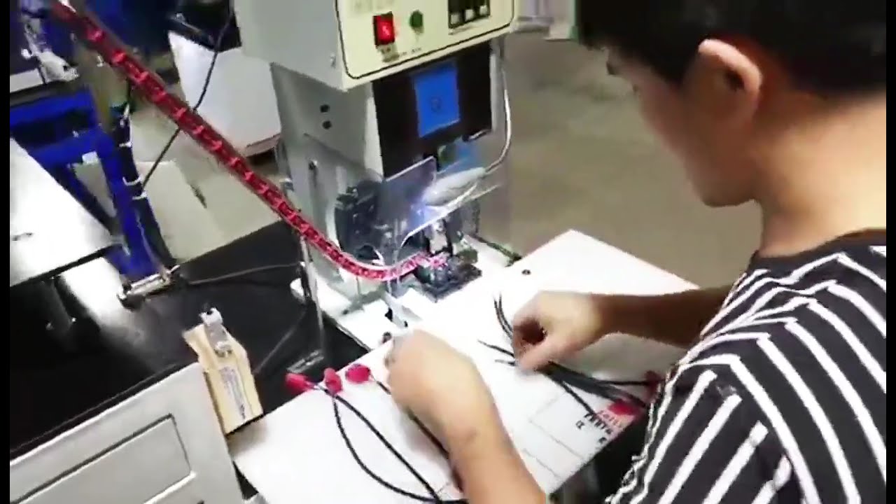 Machine de sertissage automatique à alimentation par vibrations pour bornes libres