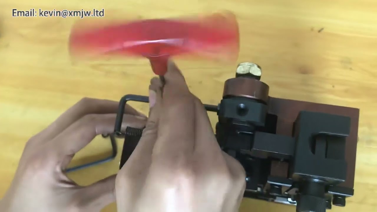 Machine de sertissage de bornes silencieuse – matrice porte-noyau et système à coussin