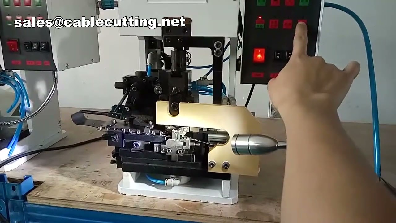 Machine automatique de dénudage, sertissage et scellage pour câbles