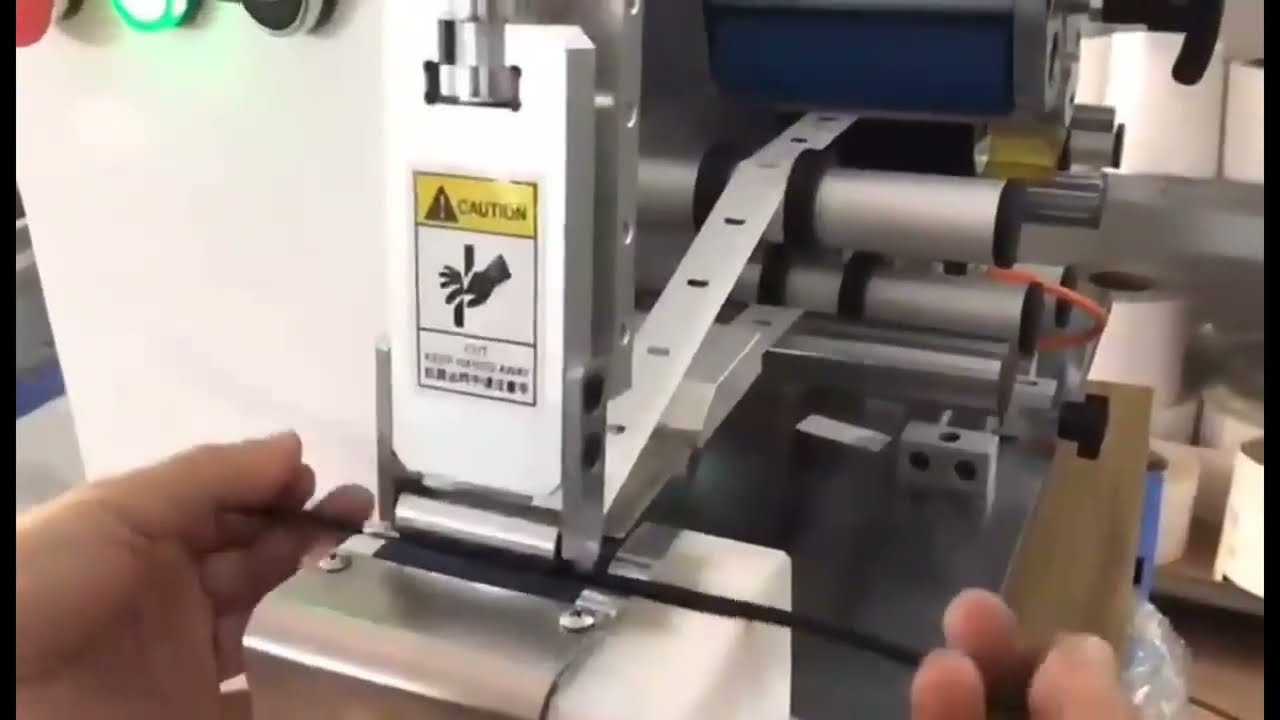 Machine d'étiquetage semi-automatique pour rouleaux de fil | Étiqueteuse enrouleuse performante