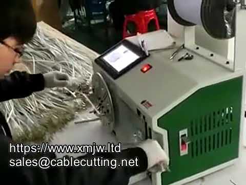 Machine automatique de bobinage, d'attache de fils et de pose de colliers de serrage