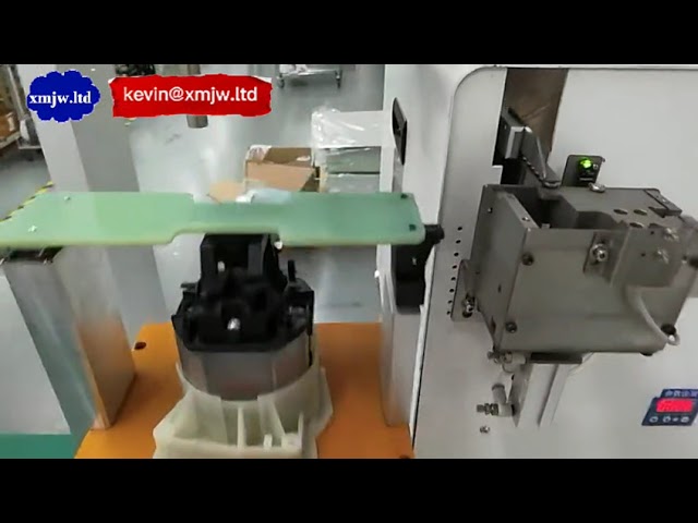 Machine à visser entièrement automatique avec robot 3 axes et deux tables de travail