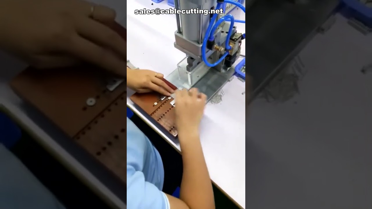 Machine à sertir pneumatique et semi-automatique pour bornes et câbles ruban IDC