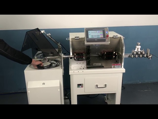 Machine entièrement automatique de coupe et dénudage de fil gainé multicœur avec système de bobinage WPM 680