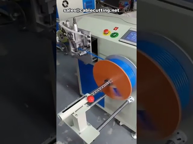 Machine à enrouler, couper et attacher les câbles avec mesure de longueur intégrée